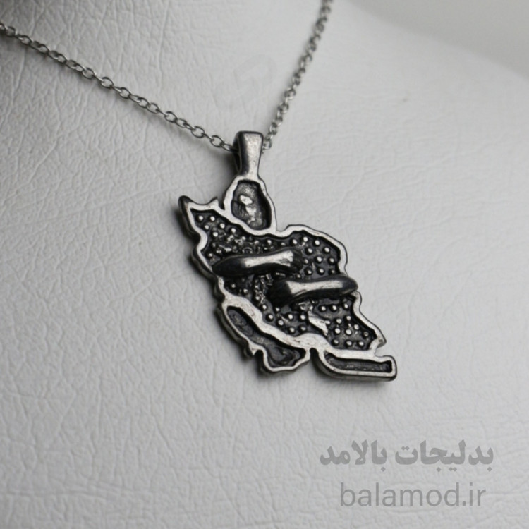 گردنبند طرح نقشه ی کشور ایران و دو دست که کل کشور را در آغوش گرفته