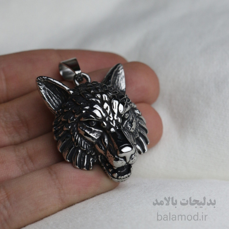 گردنبند سر گرگ با جزئیات بالا نقره ای رنگ