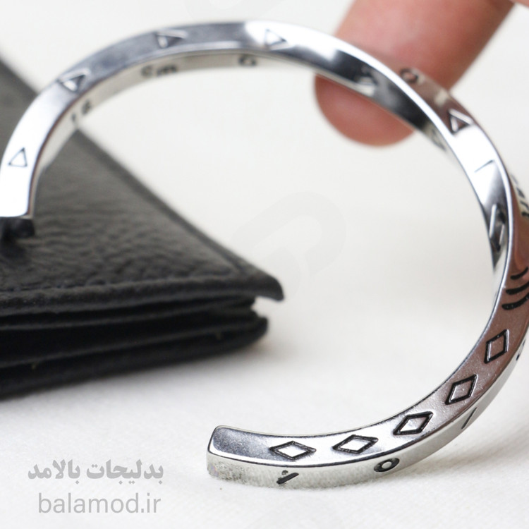 دستبند ( بنگل ) نقره ای با نوشته ی انگیلیسی همیشه در قلب من