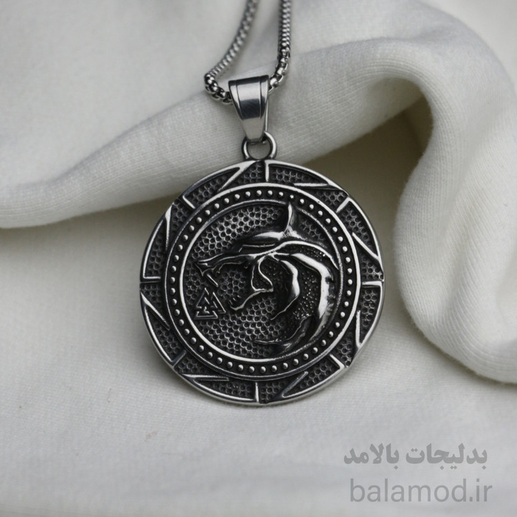گردنبند گرد طرح گرگ و نماد والکنوت از جنس استیل