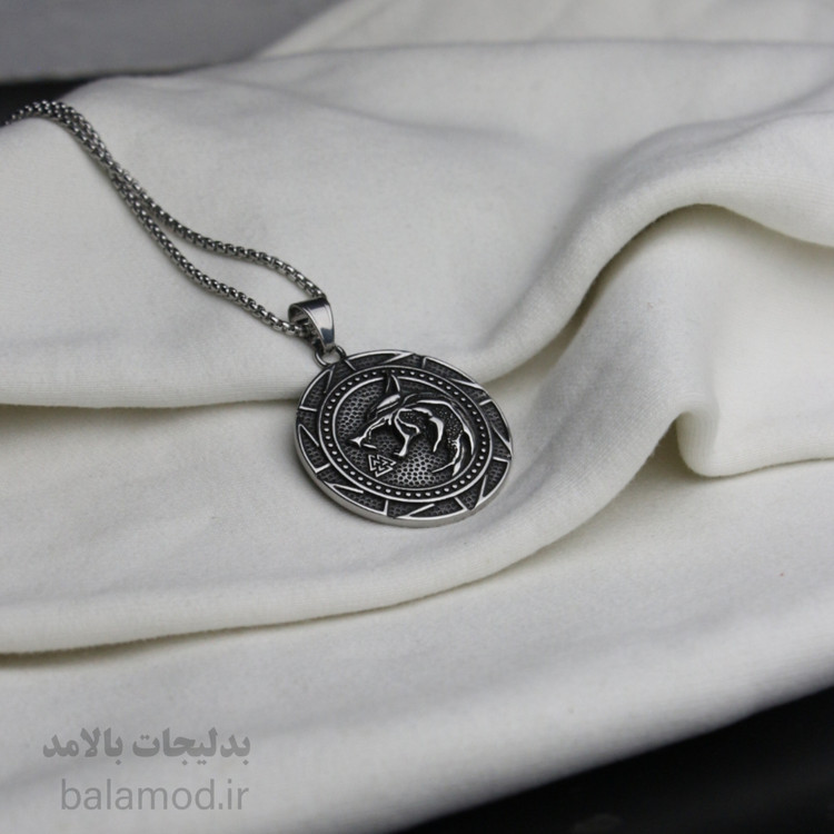 گردنبند گرد طرح گرگ و نماد والکنوت از جنس استیل